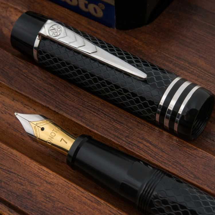 Onoto Magna Classic Black Grawerowane Pióro Wieczne 18k