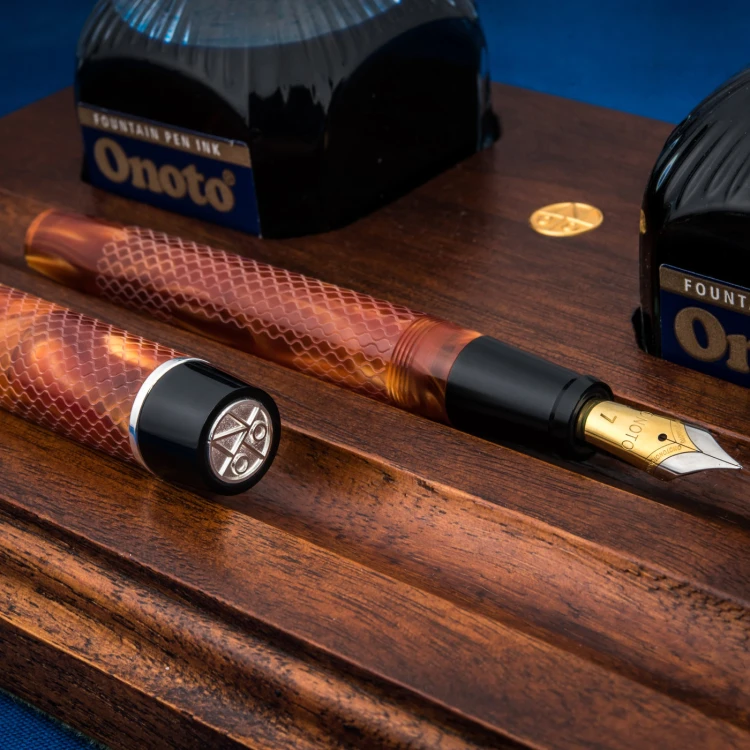 Onoto Magna Classic Amber Pearl Grawerowane Pióro Wieczne 18k