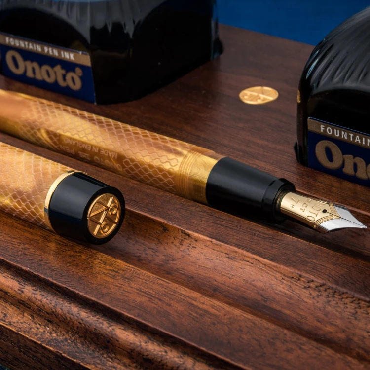 Onoto Magna Classic Gold Pearl Grawerowane Pióro Wieczne 18k