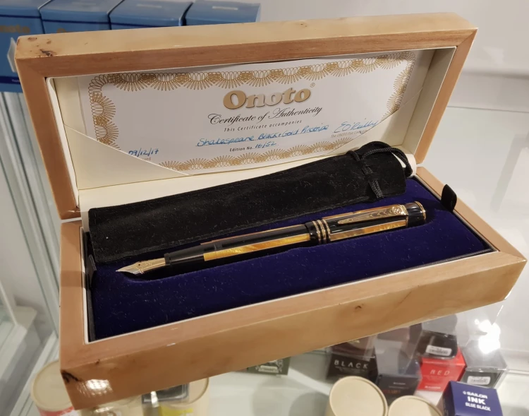 Onoto Shakespeare Black Gold Pinstripe Pióro Wieczne 18k