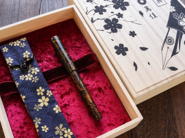 Wancher Sekai Saihi Urushi Kuro Age Pióro Wieczne