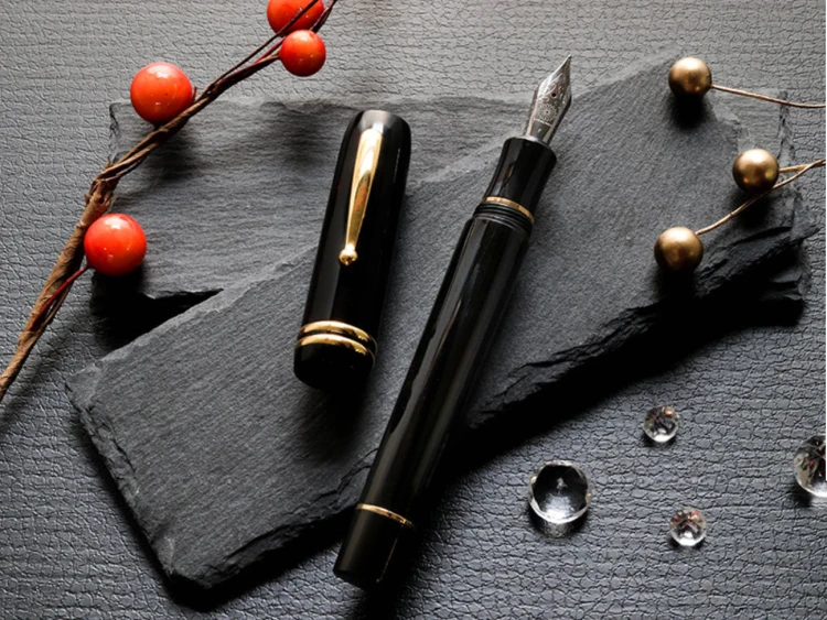 Wancher Seven Treasures Bakelite Black Sangria Pióro Wieczne