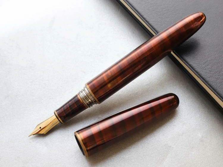 Dream-Pen-urushi-Byakudan-nuri-Wancher-fountain-pen-3.webp