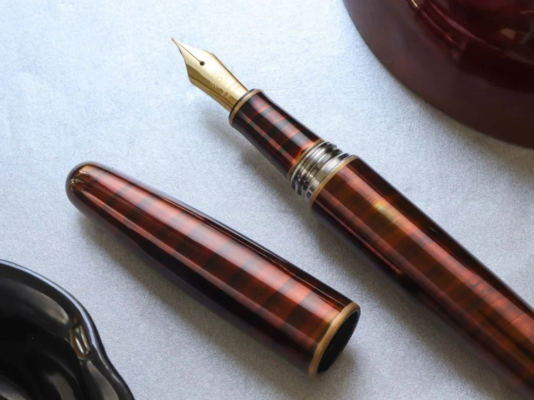 Dream-Pen-urushi-Byakudan-nuri-Wancher-fountain-pen-5.webp