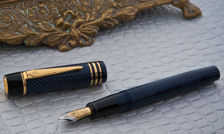 Onoto Magna Classic Blue Grawerowane Gold Pióro Wieczne 18k