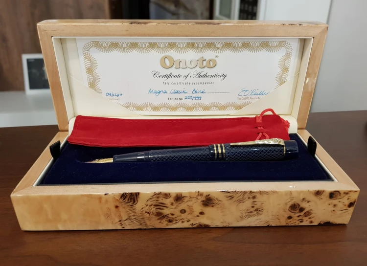 Onoto Magna Classic Blue Grawerowane Gold Pióro Wieczne 18k
